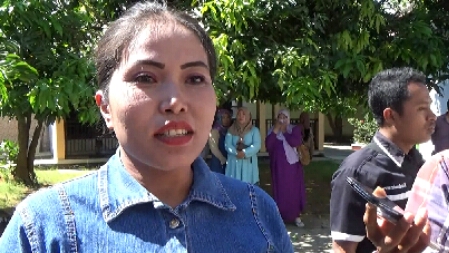 Evia Saat Menemui Wartawan Usai Sidang Vonis di PN Sumenep.png image