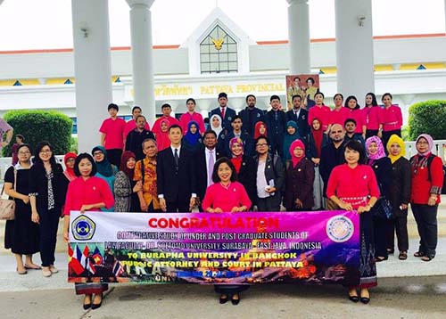 Mahasiswa dan dosen Unitomo foto bersama di Thailand