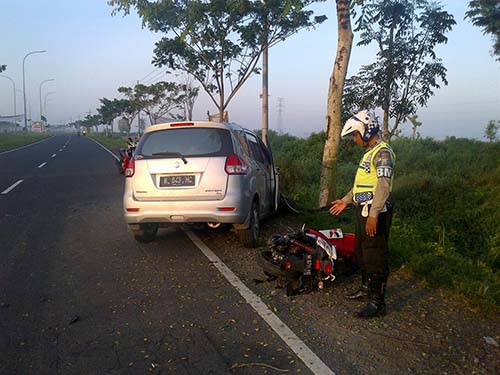 Petugas Satlantas Menunjukkan Salah Satu Sepeda Motor Yang Kecelakaan di Ruas Jalan Akses Suramadu