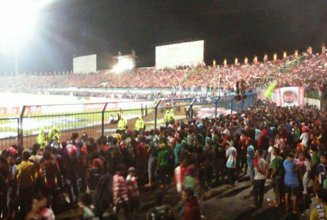 Ribuan suporter