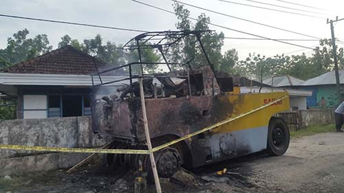 Alat Berat di Desa Kampang Geger dibakar