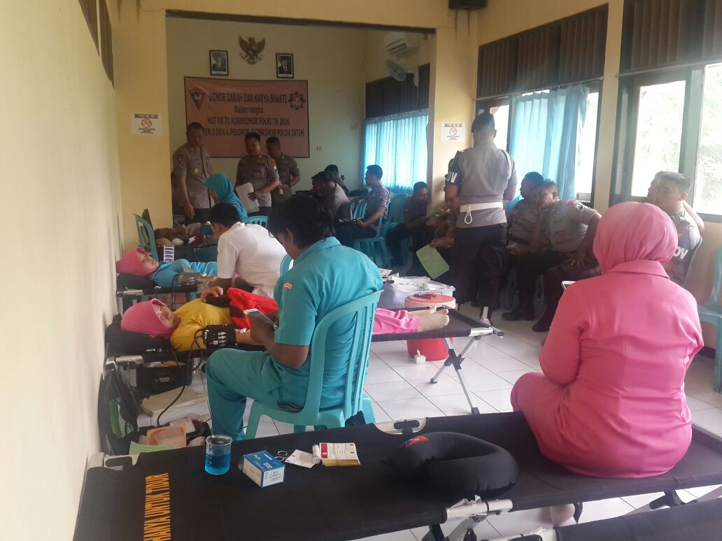 Peringati HUT ke 71, Anggota Brimob Ikuti Kegiatan Donor Darah