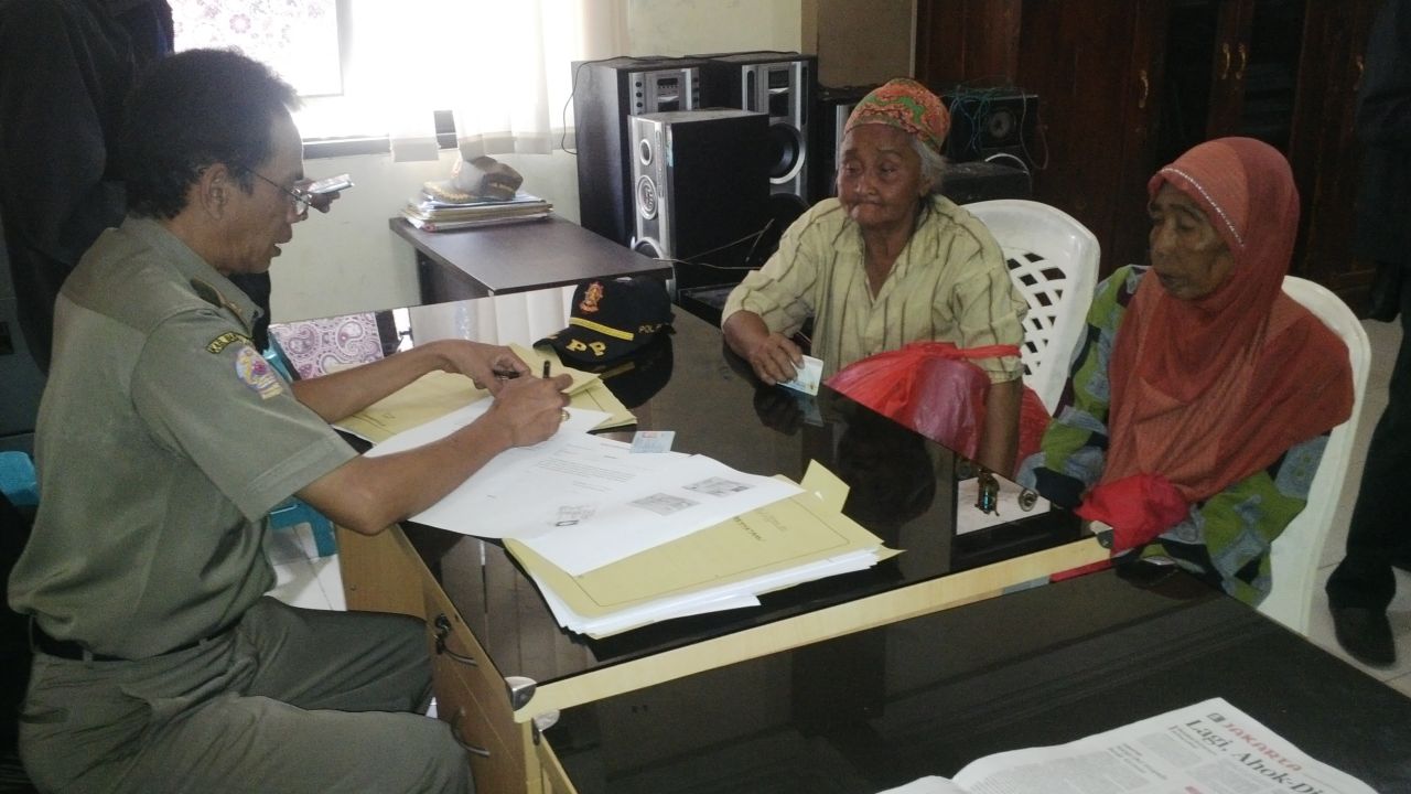 Resahkan Warga, Dua Gepeng Digelandang Satpol PP