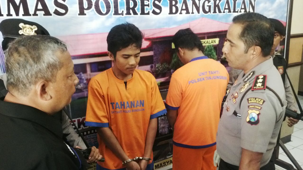 Kapolres Bangkalan AKBP Anissullah M Ridha saat mengiterogasi pelaku pembunuhan di Geger
