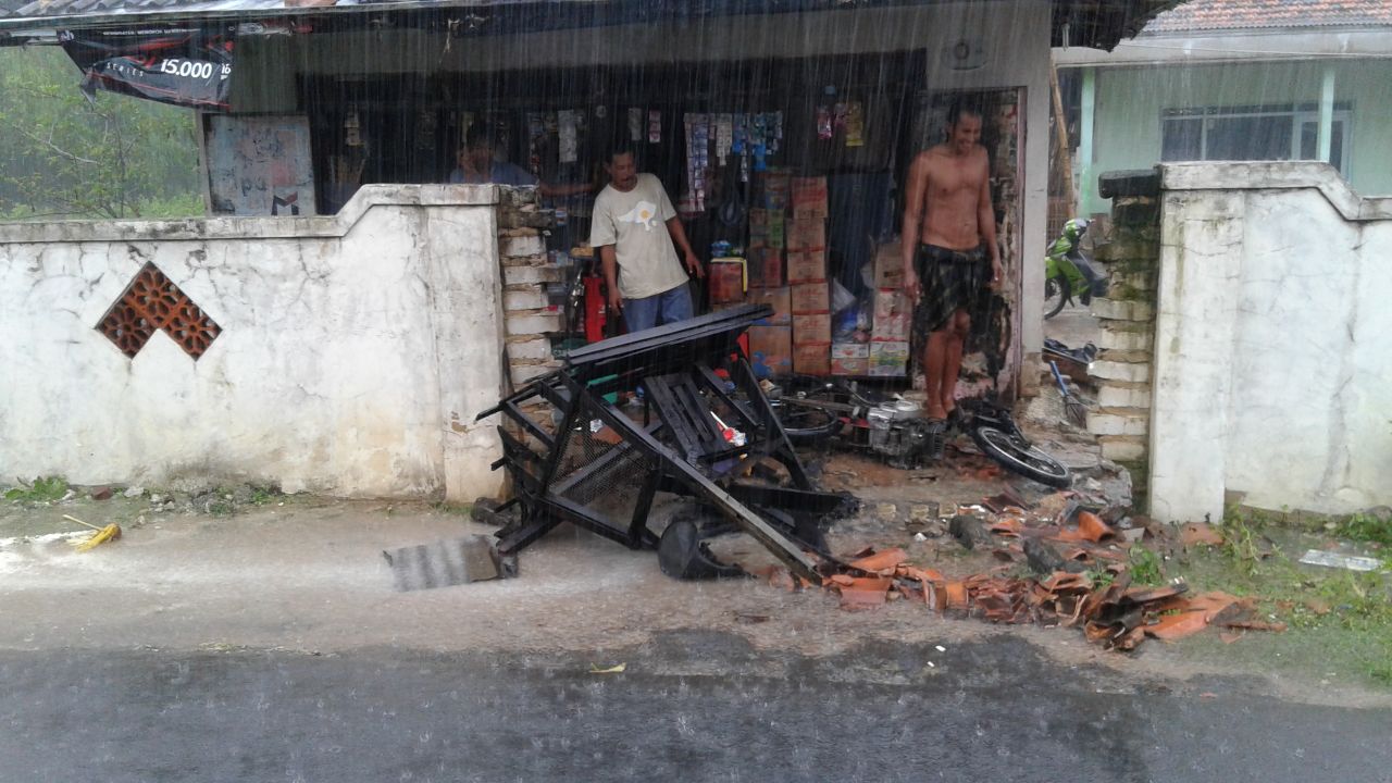TKP siswa Tabrak kios bensin