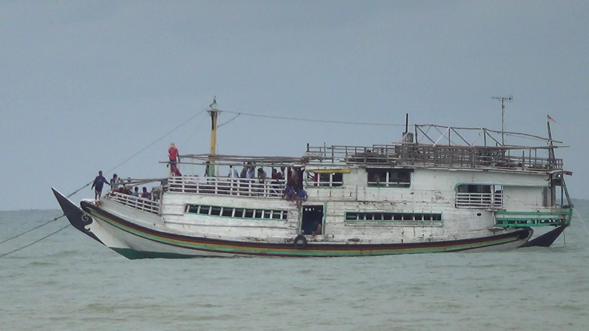 Perahu yang mengangkut korban kapal