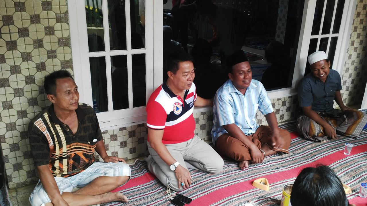 Kepala BPBD Bangkalan WH Hidayat saat mengunjungi rumah kapten kapal Sinar Mutiara yang tenggelam