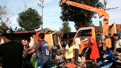 Terlibat Kecelakaan dengan Truk, Pengendara Mobil Tewas