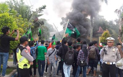 Massa HMI membakar ban di depan Kantor Pemkab Bangkalan