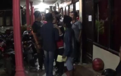 Tersangka pengeroyokan anggota Paspampres (Jaket Adidas) saat diserahkan ke Polres Bangkalan.