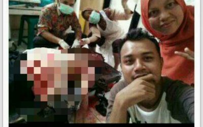 Postingan akun facebook Moh Iqbal Fathoni yang menunjukan empat petugas kesehatan di Puskesmas Blega sedang selfie dengan mayat H Dhofir.