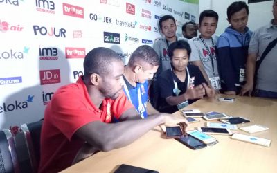 Pelatih Madura United Gomes de Olievera dan Greg Nwokolo saat jumpa pers usai membantai PS TNI