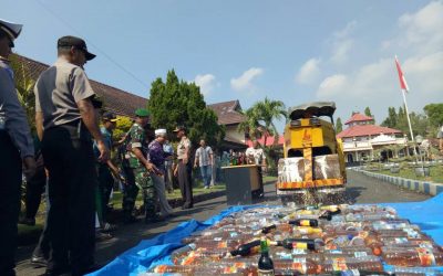Pemusnahan ratusan botol miras di Polres Bangkalan