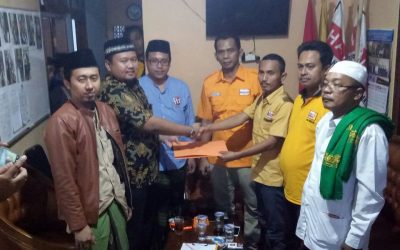 KH Hasani Zubair saat mengambil formulir pendaftaran bakal calon Bupati Bangkalan di partai Hanura
