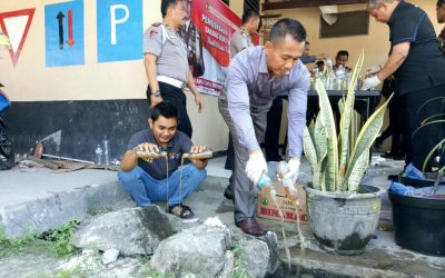 Ratusan botol miras oplosan dimusnahkan dengan cara Dilarutkan ke saluran pembuangan air di Mapolres Bangkalan.