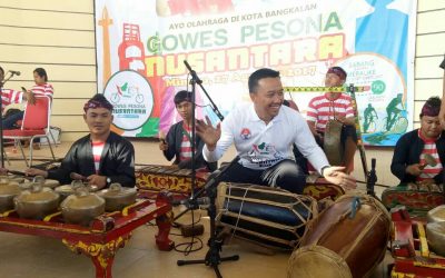 Menpora RI, Imam Nahrawi bermain gendang saat pembukaan Gowes Pesona Nusantara 2017