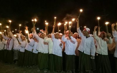 Santri Pondok Pesantren Syaichona Mohammad Cholil Demangan Bangkalan, saat tiba di taman makam pahlawan sebelum menggelar do'a dan tahlil bersama