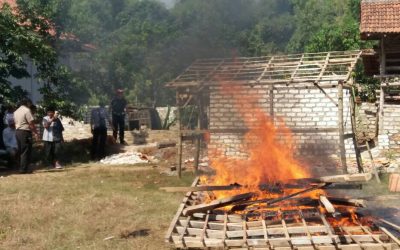 Polisi membakar dua bilik narkoba di Desa Jambu Burneh