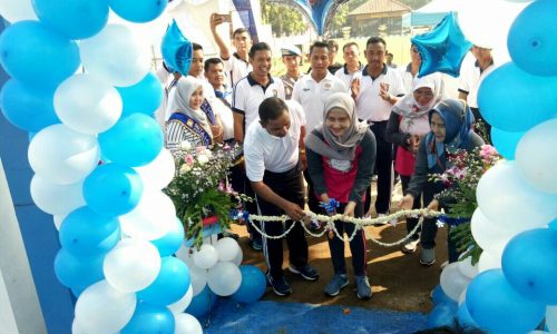 Kapolres Bangkalan AKBP Anissullah M Ridha bersama istri meresmikan taman edukasi lalulintas.
