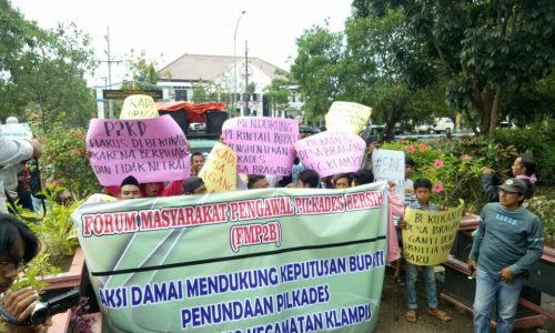Puluhan warga Desa Bragang, Kecamatan Klampis yang tergabung dalam Forum Masyarakat Pengawal Pilkades Bersih (FMP2B) saat mendatangi kantor DPRD Bangkalan.