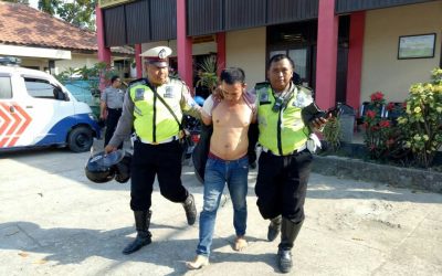 Didik Junaidi (41) warga Kelurahan Kemayoran Bangkalan, diamankan polisi setelah tertangkap basah melakukan pencurian