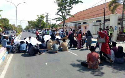 Massa GMPK saat blokade jalan di depan PN Bangkalan
