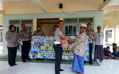 Kasat Lantas Polres Bangkalan, AKP Inggit Prasetyanto saat memberikan bantuan di Yayayan Mutmainnah Baitur Rahman
