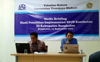 Ketua Tim Peneliti UTM, Fauzin (kanan) dan Staf divisi investigasi ICW Jakarta, Wana Alamsyah memaparkan hasil penelitian pelayanan BPJS di Bangkalan.