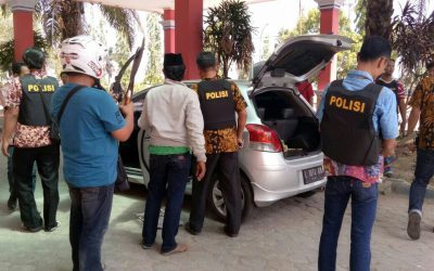 Anggota Satreskrim Polres Bangkalan menyita puluhan senjata tajam yang disembunyikan dalam mobil.