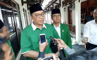 Sekretaris DPW PPP Jawa Timur, Norman Zein Nahdi saat menjawab pertanyaan awak media.