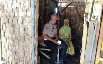 Kasat Lantas Polres Bangkalan, AKP Inggit Prassetyanto berbincang santai dengan Mardiyeh (45).
