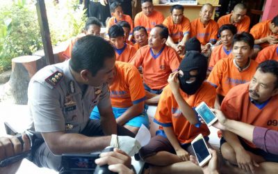 Kapolres Bangkalan, AKBP Anissullah M Ridha mengiterogasi Sri Mulyani di Mapolres Bangkalan.