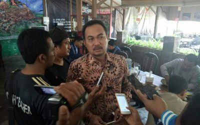 Anggota DPR RI dapil Madura, Farid Al-Fauzi saat menjawab pertanyaan awak media.