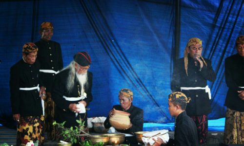 Ritual penjamasan keris leluhur Aeng Tong-Tong dan pusaka Keraton Sumenep berlangsung Sakral.