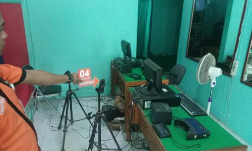 Polisi melakukan identifikasi kasus pencurian di kantor Kecamatan Kota Bangkalan.