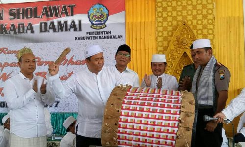 Ketua KPU Jawa Timur, Eko Sasmito memukul beduk sebagai simbol dimulainya tahapan Pilkada Bangkalan.