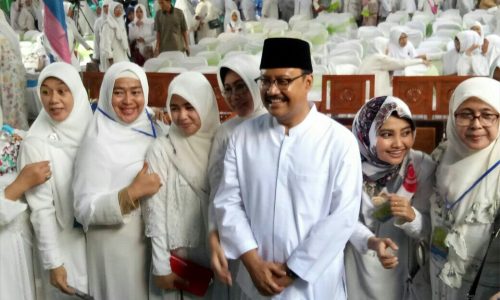 Gus Ipul saat menghadiri Halaqoh 4444 Ibu Nyai dan Muballighah se Jatim di Pondok Pesantren Syaichona Moh Cholil Demangan Bangkalan.